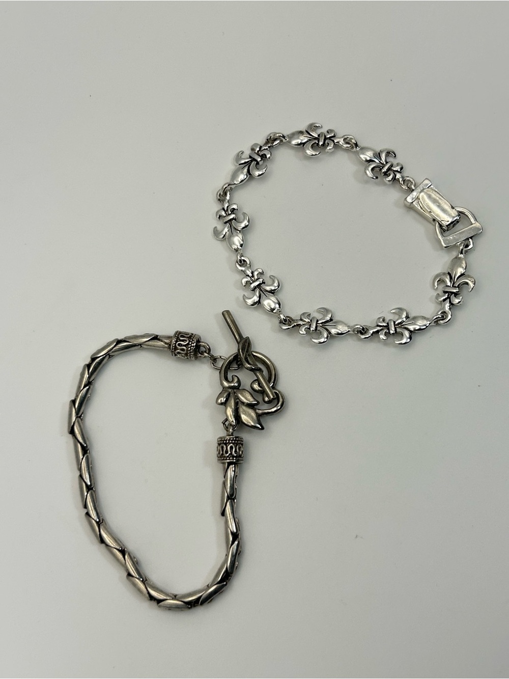 Silver-tone Bracelet Pair of 2 Fleur de Lis Link Leaf Charm Toggle Bracelet - Picture 5 of 9